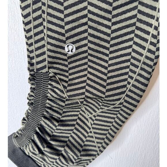 Lululemon Size 6 In the Flow Crop Heathered Fatigue Green Herringbone - Picture 8 of 8